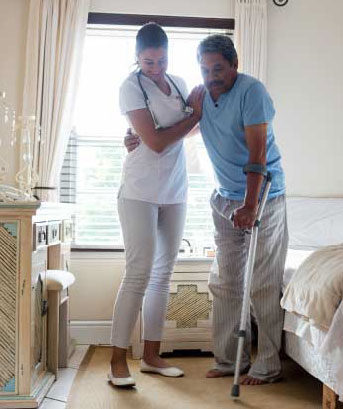Profesional de salud asistiendo a una persona en su hogar